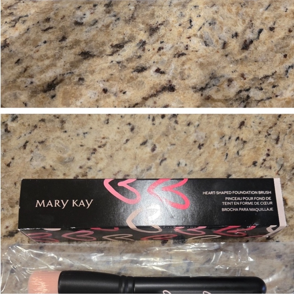💗💗💗Mary Kay Makeup Brush TIMEWISE Retinol Serum & Facial Cloths SALE TODAY ONLY - Picture 2 of 4